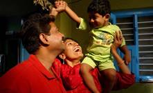 Indien: Eltern spielen mit ihrem Kind