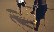 Freetown/Sierra Leone: Ehemalige Kindersoldaten mit amputierten Beinen spielen Fussball im Rehabilitationszentrum
